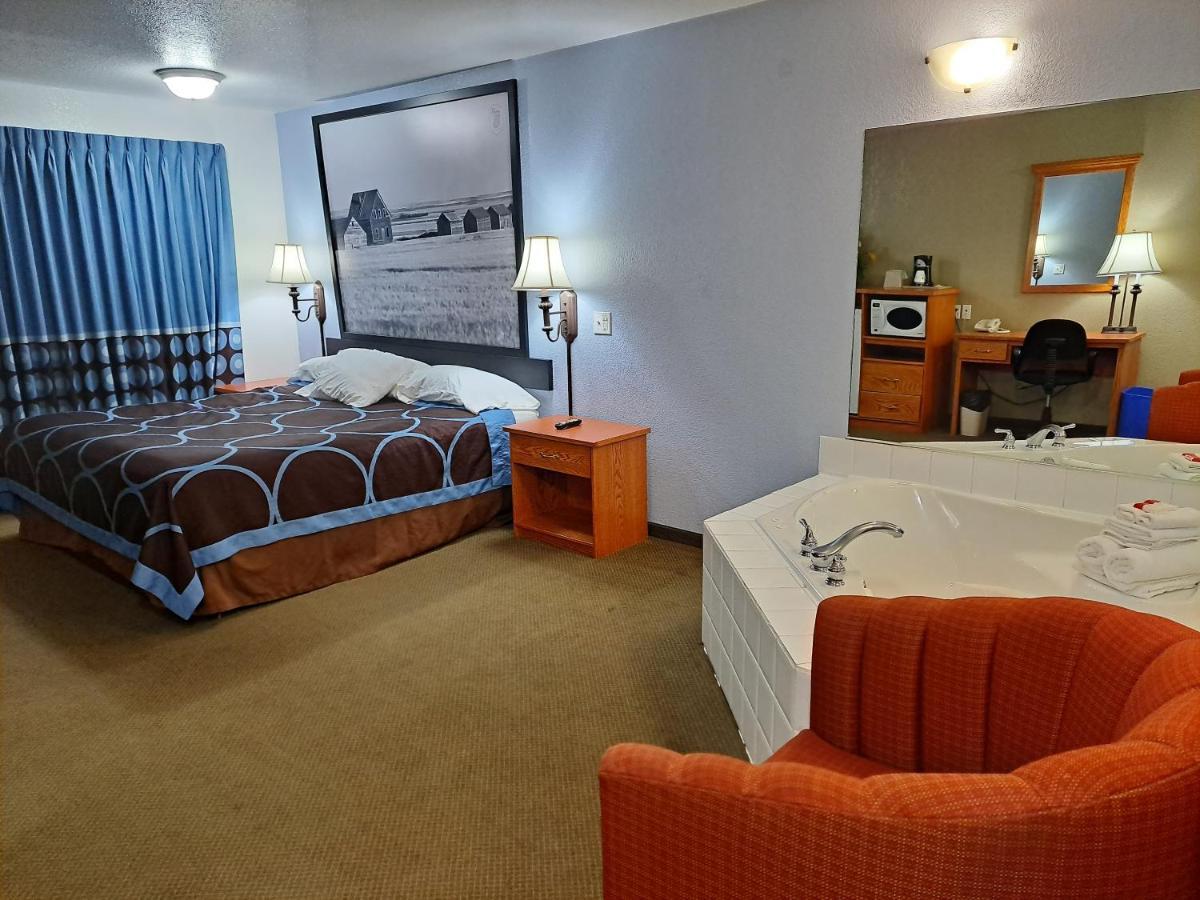 Super 8 By Wyndham Three Hills Ab Hotel Eksteriør billede