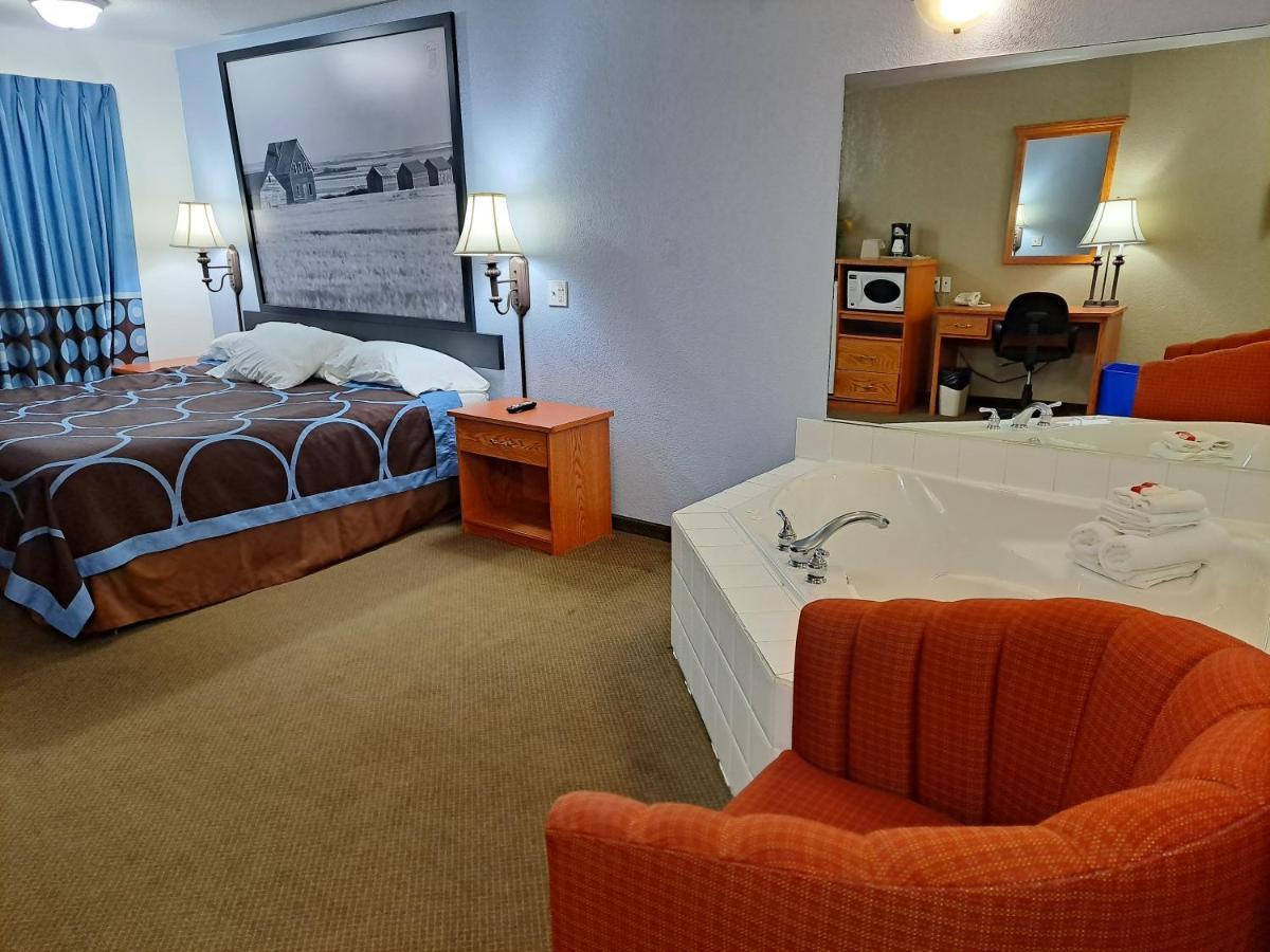 Super 8 By Wyndham Three Hills Ab Hotel Eksteriør billede
